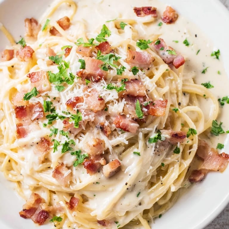 This Creamy Garlic Bacon Pasta features perfectly cooked spaghetti and crispy bacon, offering a satisfying bite.